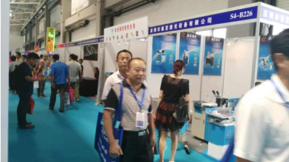 环球(中国)官方网站-登录入口激光展位前