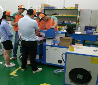 环球(中国)官方网站-登录入口激光培训专员为客户培训中