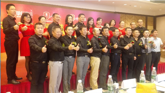 环球(中国)官方网站-登录入口激光副董事长王小峰与牛商各战区会长与常委合影