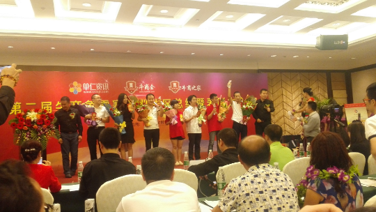 环球(中国)官方网站-登录入口激光移动推广优秀个人上台领奖（左六）