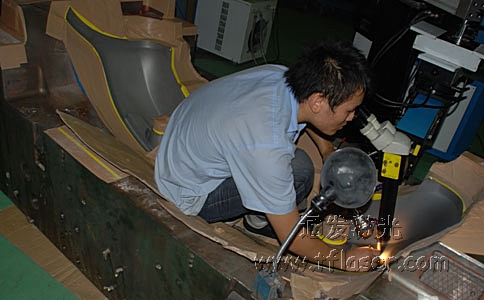 环球(中国)官方网站-登录入口吊臂式模具激光焊接机对汽车保险杠模具补焊现场