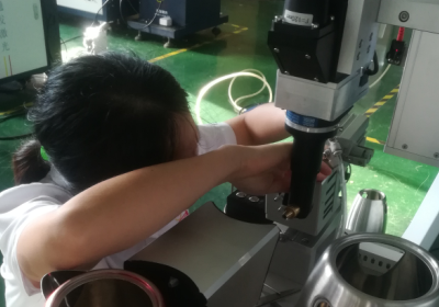 环球(中国)官方网站-登录入口激光林工调试光纤激光传输焊接机中