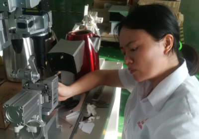 环球(中国)官方网站-登录入口激光林工调试光纤激光传输焊接机中