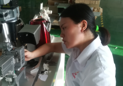 环球(中国)官方网站-登录入口激光林工调试光纤激光传输焊接机中