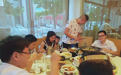 环球(中国)官方网站-登录入口激光八月员工生日会合影