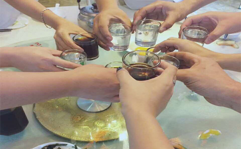 环球(中国)官方网站-登录入口激光八月员工生日会合影