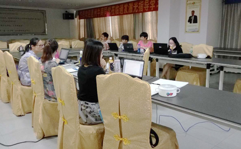 各家的客服美女真是巾帼不让须眉啊,学习工作两不误