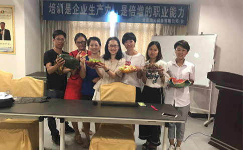 东道主环球(中国)官方网站-登录入口激光为认真学习的客服美女准备了水果