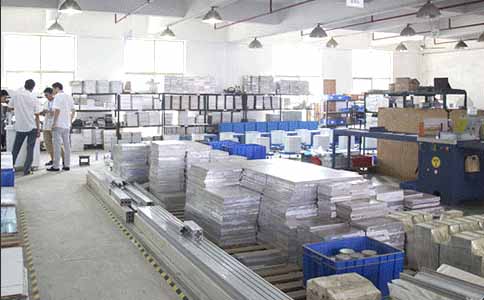 环球(中国)官方网站-登录入口激光的工程师们偶尔也会离开他们的机器，大家一起研究机器