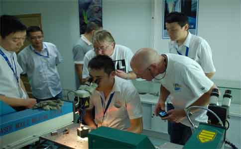 环球(中国)官方网站-登录入口激光技术人员为客户讲解设备