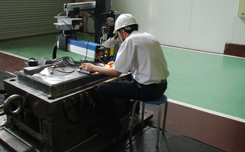 环球(中国)官方网站-登录入口激光焊接机工作现场