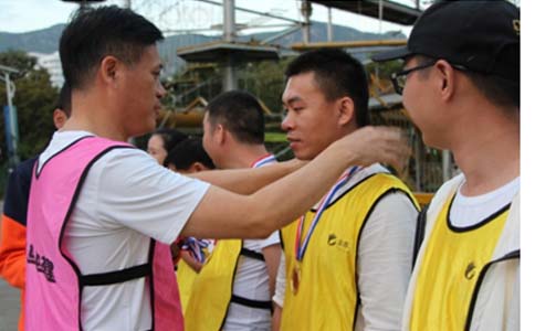 环球(中国)官方网站-登录入口激光领导给队员颁奖